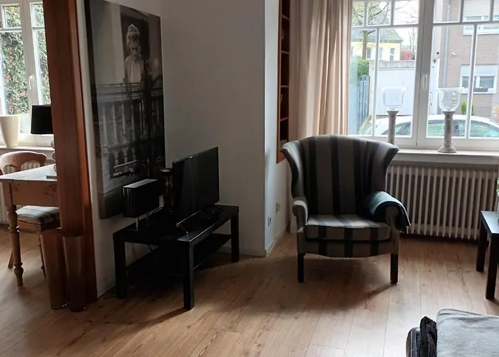 Stilvolles Altbauapartment In Ruhiger Wohngegend Apartman *